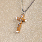 Collar con Dije de Madera y Aleación con Ícono Crucifijo de Jesús Estilo Retro