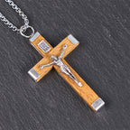 Collar con Dije de Madera y Aleación con Ícono Crucifijo de Jesús Estilo Retro