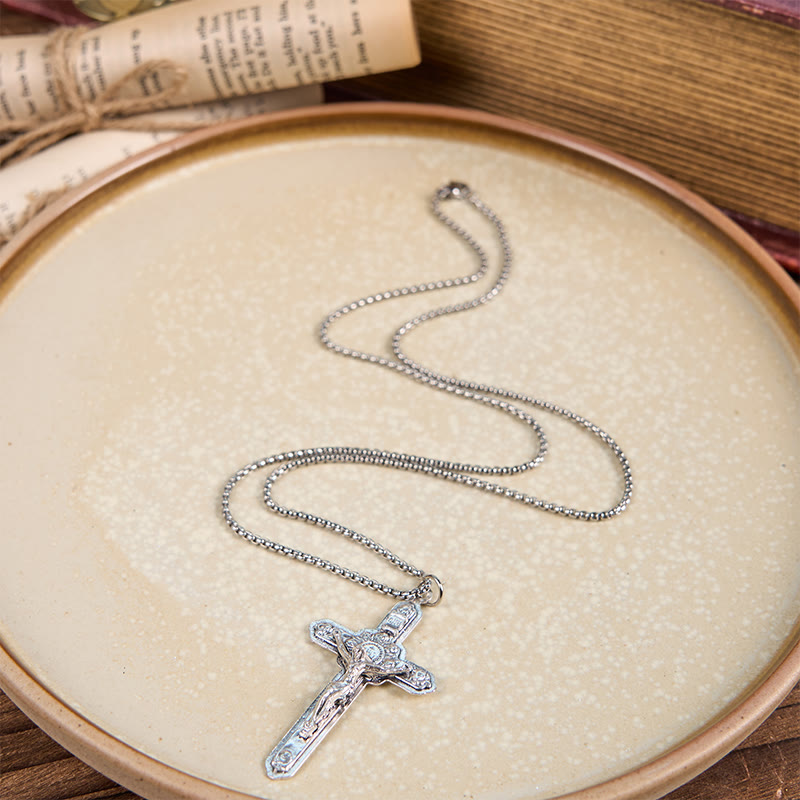 Collar con Dije Crucifijo de Jesús Rodeado de Ángeles Estilo Retro Artesanal