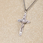 Collar con Dije Crucifijo de Jesús Rodeado de Ángeles Estilo Retro Artesanal