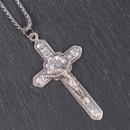 Collar con Dije Crucifijo de Jesús Rodeado de Ángeles Estilo Retro Artesanal