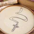 Collar con Dije Amuleto Crucifijo de Jesús con Patrón Retro Exclusivo