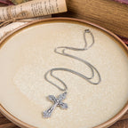 Collar con Dije Crucifijo de Jesús con Hojas de Vid y Patrón Retro Exclusivo