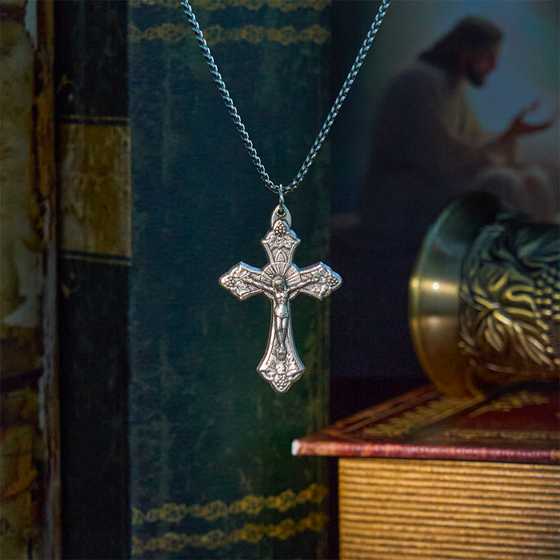 Collar con Dije Crucifijo de Jesús con Hojas de Vid y Patrón Retro Exclusivo