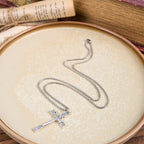 Collar Minimalista con Dije Crucifijo de Jesús con Rosas de Diseño Exclusivo