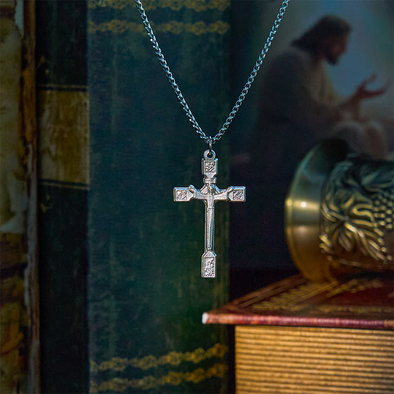 Collar Minimalista con Dije Crucifijo de Jesús con Rosas de Diseño Exclusivo