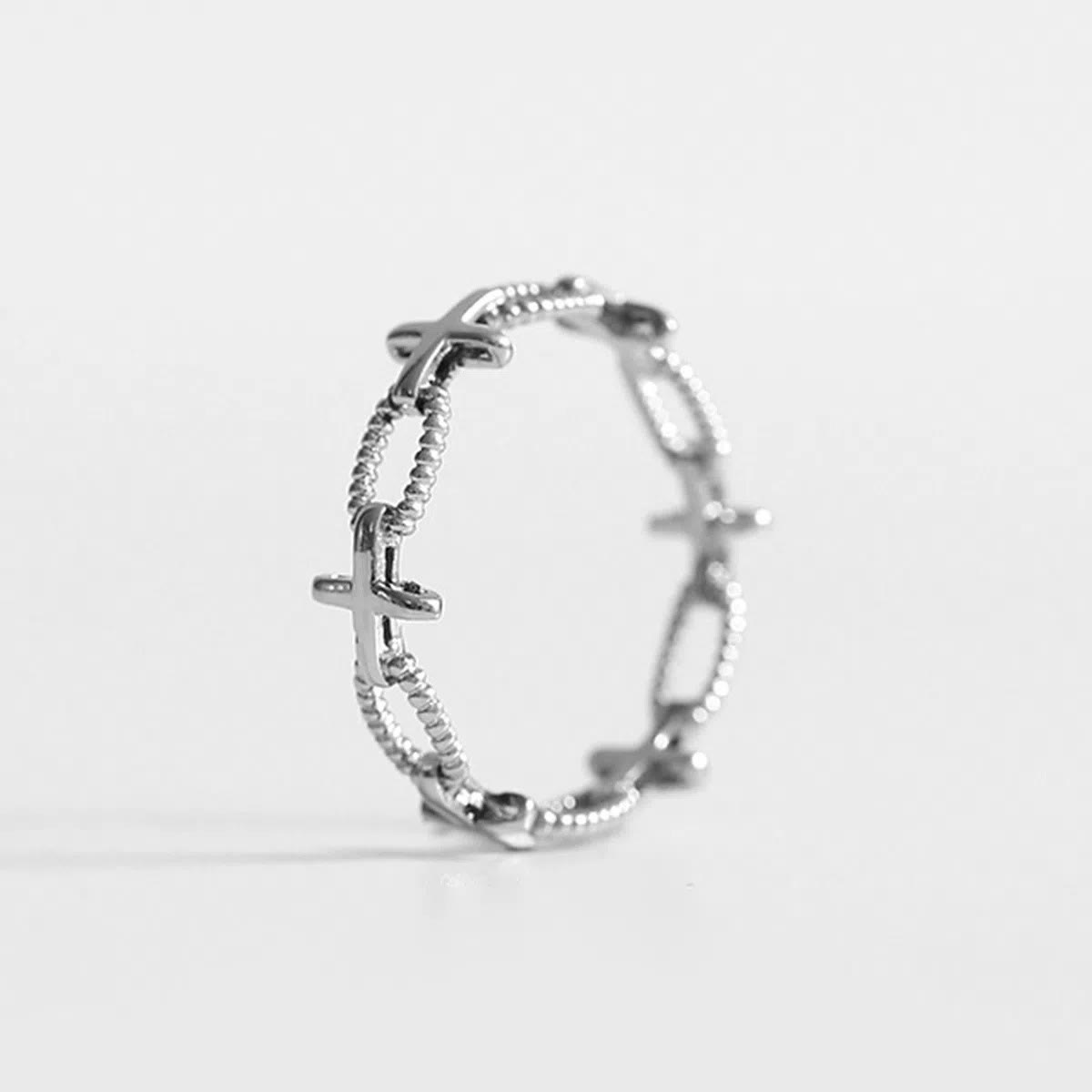 Anillo de Fe con Cruz Grabada Estilo Retro Minimalista