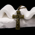 Collar de Acero de Titanio con Dije de Cruz de Jesús con Patrón de Árbol Estilo Retro