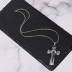 Collar de Acero de Titanio con Dije de Cruz de Jesús con Patrón de Árbol Estilo Retro