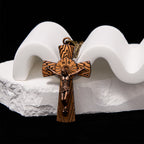 Collar de Acero de Titanio con Dije de Cruz de Jesús con Patrón de Árbol Estilo Retro
