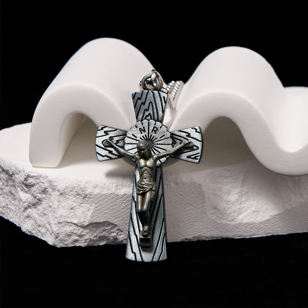 Collar de Acero de Titanio con Dije de Cruz de Jesús con Patrón de Árbol Estilo Retro
