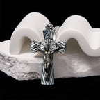 Collar de Acero de Titanio con Dije de Cruz de Jesús con Patrón de Árbol Estilo Retro