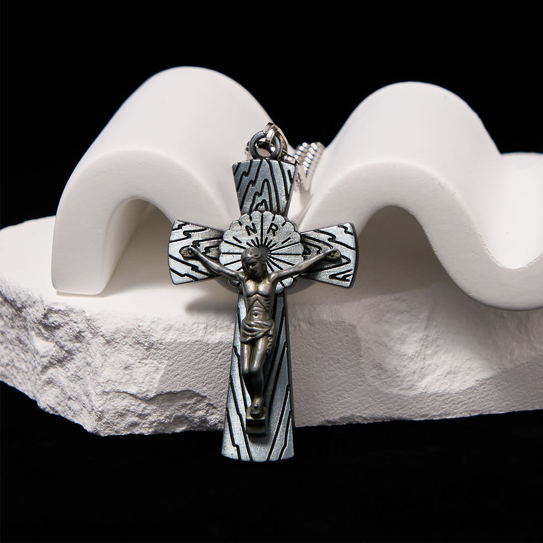 Collar de Acero de Titanio con Dije de Cruz de Jesús con Patrón de Árbol Estilo Retro