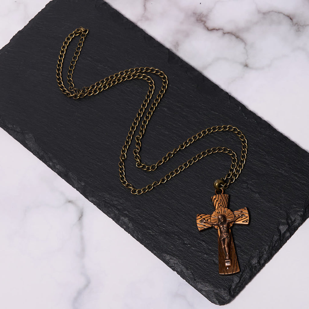 Collar de Acero de Titanio con Dije de Cruz de Jesús con Patrón de Árbol Estilo Retro