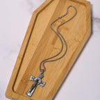 Collar de Acero de Titanio con Dije de Cruz de Jesús con Patrón de Árbol Estilo Retro