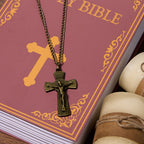 Collar de Acero de Titanio con Dije de Cruz de Jesús con Patrón de Árbol Estilo Retro