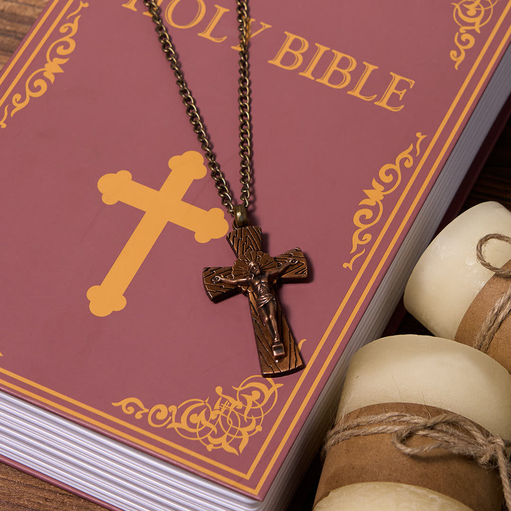 Collar de Acero de Titanio con Dije de Cruz de Jesús con Patrón de Árbol Estilo Retro