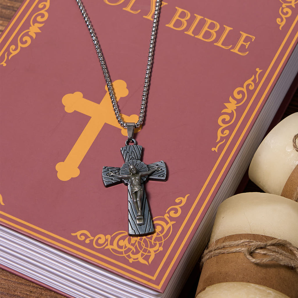 Collar de Acero de Titanio con Dije de Cruz de Jesús con Patrón de Árbol Estilo Retro