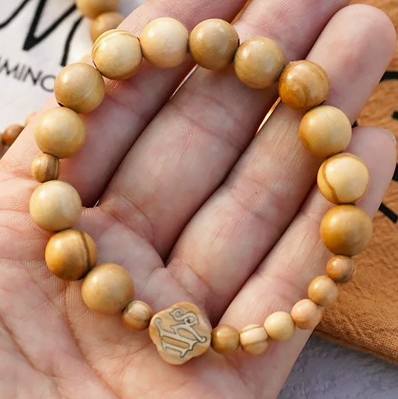Pulsera Elástica Portátil de Rosario de Rosas en Madera de Olivo
