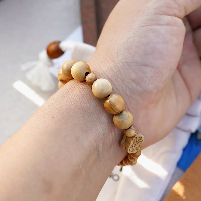 Pulsera Elástica Portátil de Rosario de Rosas en Madera de Olivo