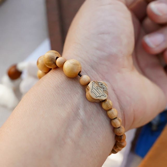 Pulsera Elástica Portátil de Rosario de Rosas en Madera de Olivo