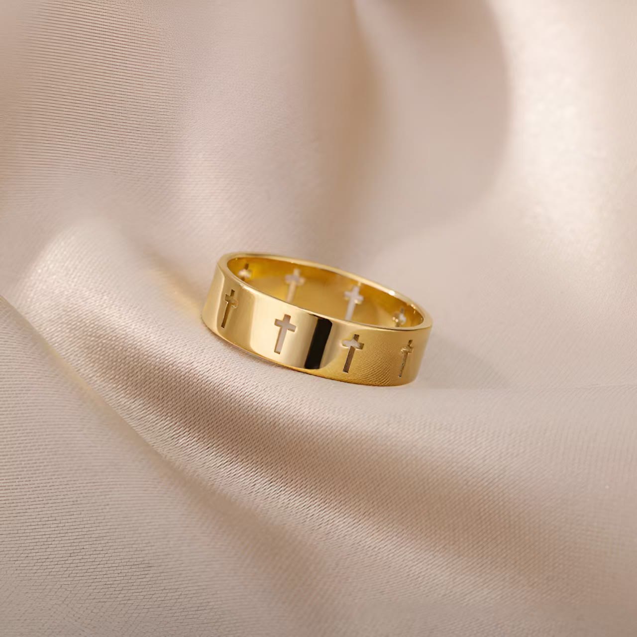 Anillo de Cruz de Oro Divino: Expresión Sencilla y Profunda de Devoción