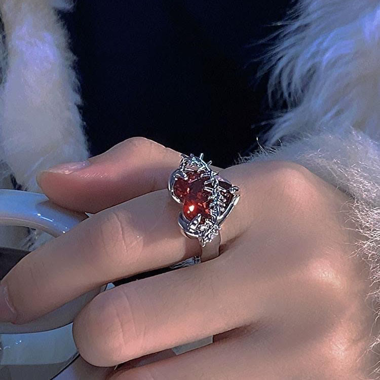 Anillo "Amor Divino y Espinas": Emblema Elegante de Devoción Espiritual