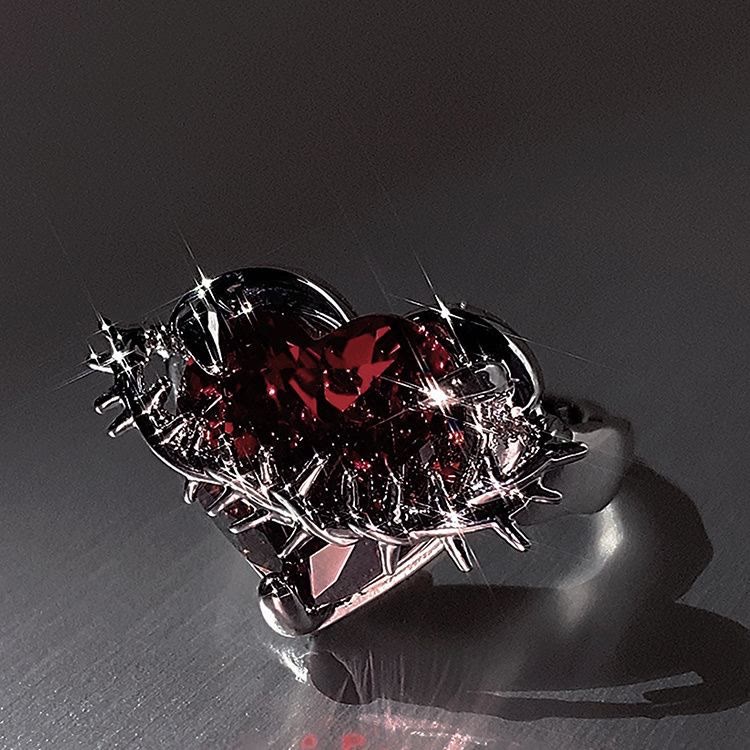 Anillo "Amor Divino y Espinas": Emblema Elegante de Devoción Espiritual