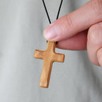 Collar Artesanal de Cruz de Madera de Olivo: Símbolo de Fe y Artesanía