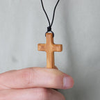 Collar Artesanal de Cruz de Madera de Olivo: Símbolo de Fe y Artesanía