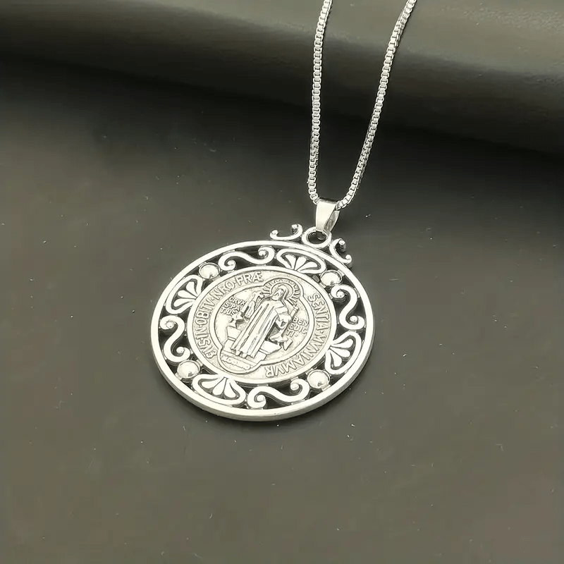 Collar Exquisito con Medalla de San Benito: Símbolo de Fe y Protección