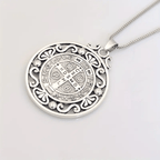 Collar Exquisito con Medalla de San Benito: Símbolo de Fe y Protección