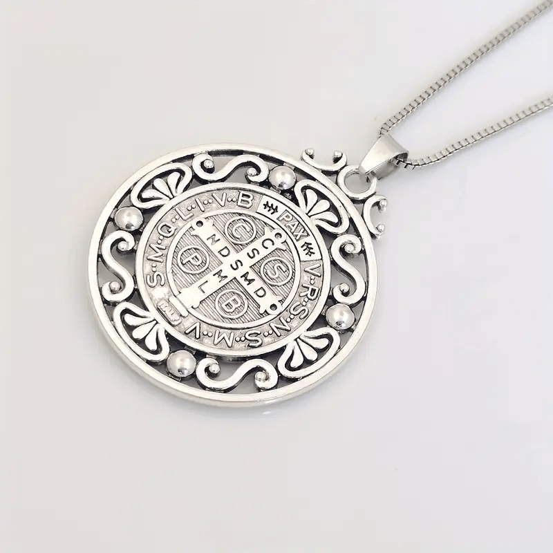 Collar Exquisito con Medalla de San Benito: Símbolo de Fe y Protección