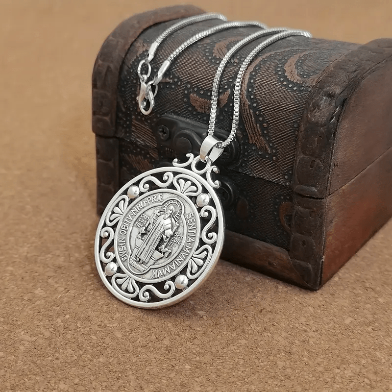 Collar Exquisito con Medalla de San Benito: Símbolo de Fe y Protección