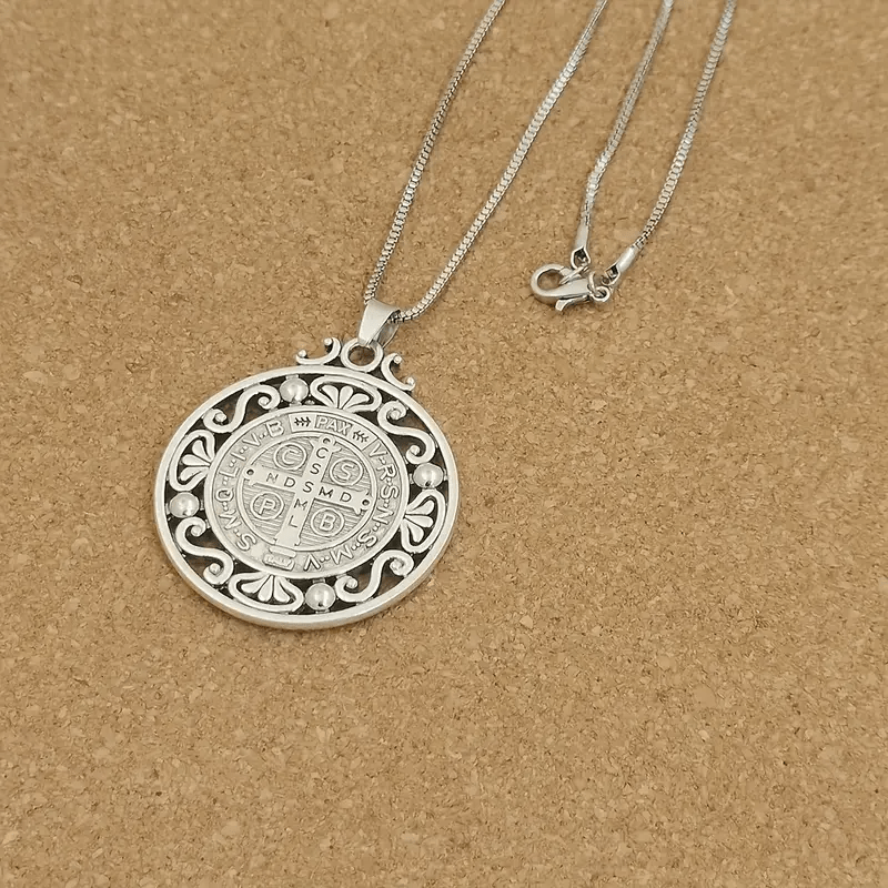 Collar Exquisito con Medalla de San Benito: Símbolo de Fe y Protección