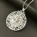 Collar Exquisito con Medalla de San Benito: Símbolo de Fe y Protección