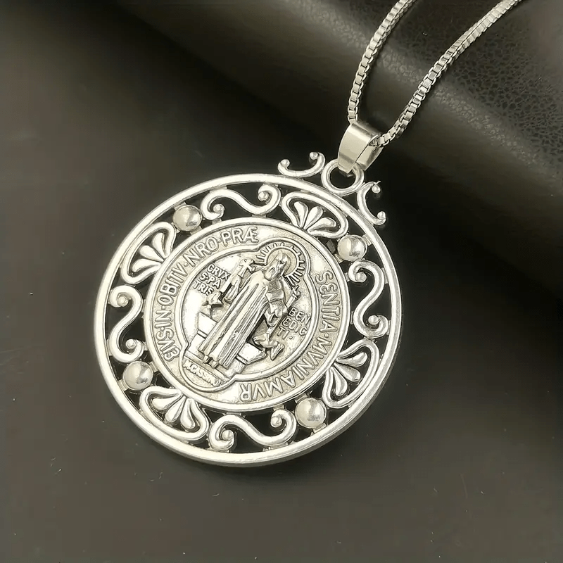 Collar Exquisito con Medalla de San Benito: Símbolo de Fe y Protección