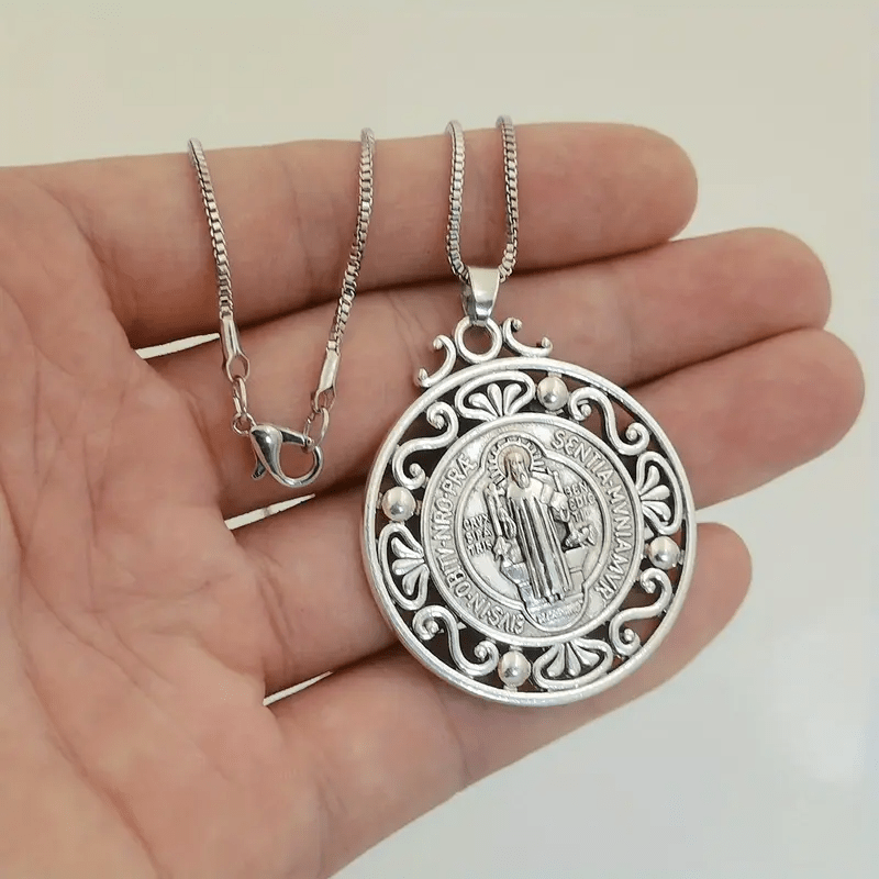 Collar Exquisito con Medalla de San Benito: Símbolo de Fe y Protección