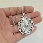 Collar Exquisito con Medalla de San Benito: Símbolo de Fe y Protección
