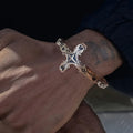 Pulsera de Hombre de Hierro y Fe: Fuerza y Redención en Cada Eslabón