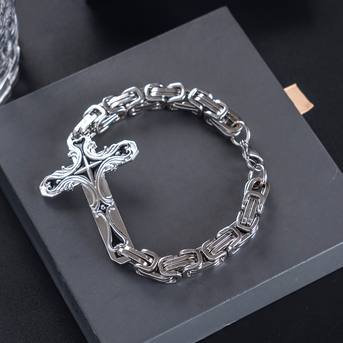 Pulsera de Hombre de Hierro y Fe: Fuerza y Redención en Cada Eslabón