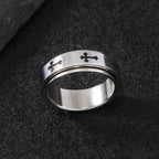 Anillo de Cruz Minimalista: El Entrelazado de la Fe y la Moda