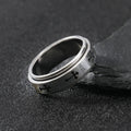 Anillo de Cruz Minimalista: El Entrelazado de la Fe y la Moda