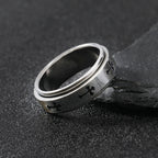 Anillo de Cruz Minimalista: El Entrelazado de la Fe y la Moda