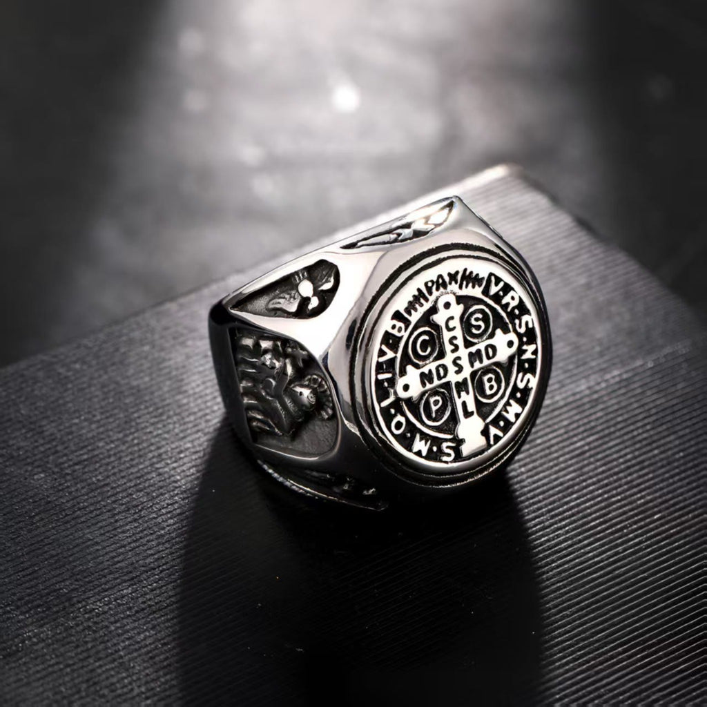 Anillo de Fe Cruz de San Benito: Símbolo de un Regalo con Amor