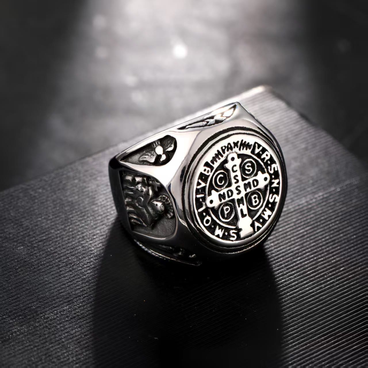 Anillo de Fe Cruz de San Benito: Símbolo de un Regalo con Amor