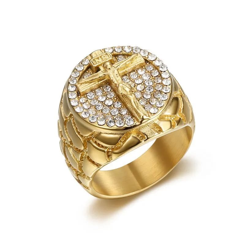 Adorna tu Fe: Anillo Crucifijo con Patrón Dorado Divino y Gemas
