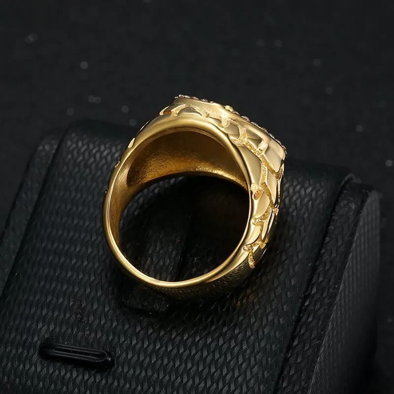 Adorna tu Fe: Anillo Crucifijo con Patrón Dorado Divino y Gemas
