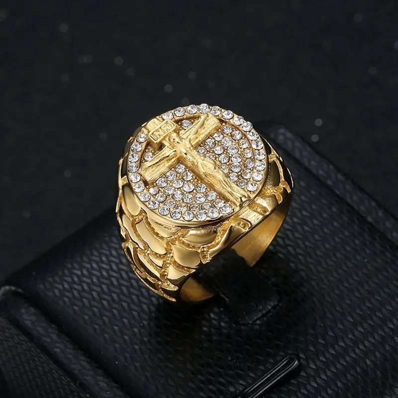 Adorna tu Fe: Anillo Crucifijo con Patrón Dorado Divino y Gemas