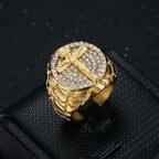 Adorna tu Fe: Anillo Crucifijo con Patrón Dorado Divino y Gemas